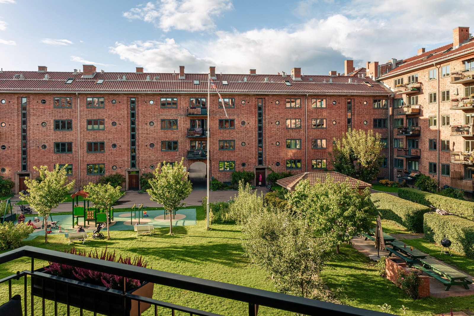 Fra soverommet er det utgang til en balkong på 4 m². Den vender mot nordvest, med gode solforhold fra ettermiddag til kveld. Galleribilde