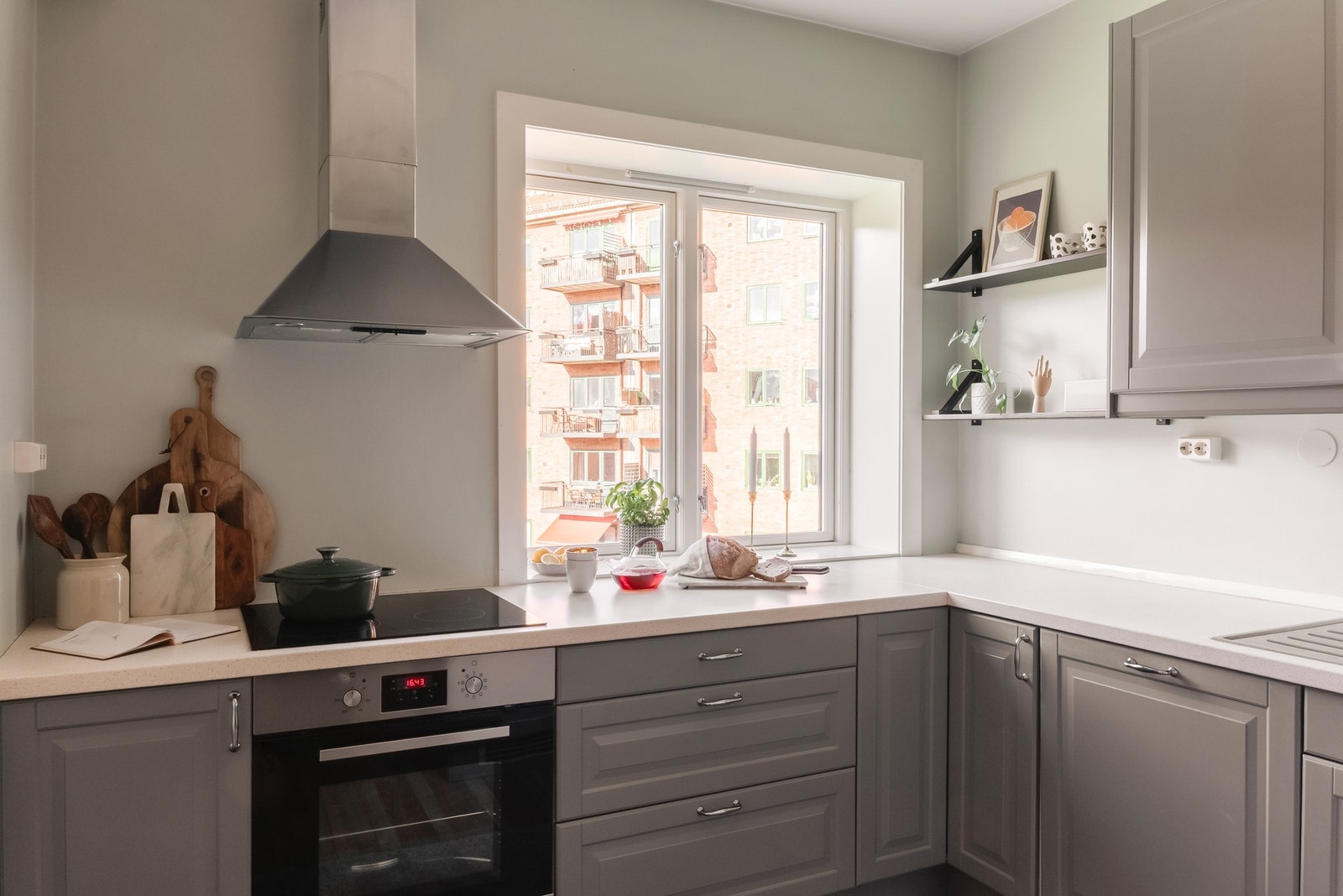 Kjøkkenet har flott utsyn mot bakgården. En klassisk innredning og funksjonell utforming med innredning på tre sider som gir gode arbeidsflater og oppbevaringsmuligheter. Galleribilde
