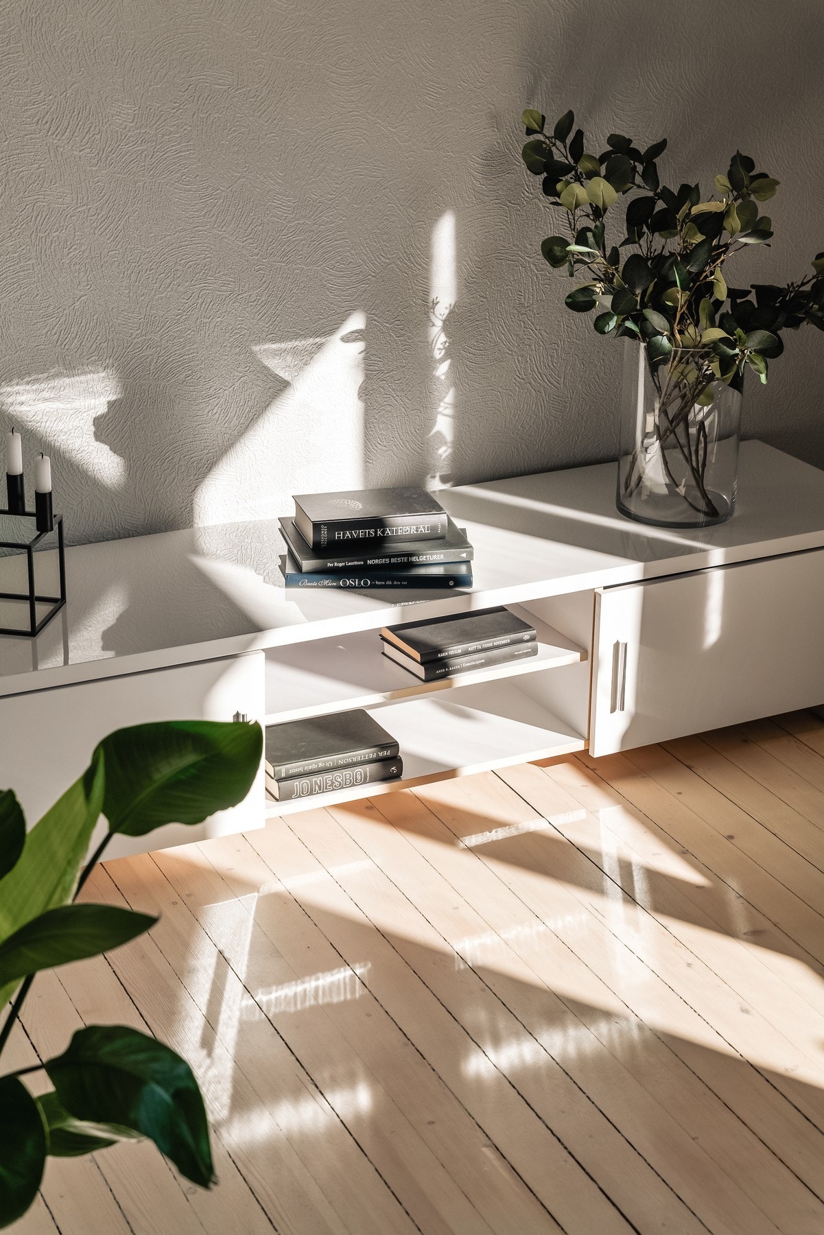 Store vindusflater mot sydøst sørger for rikelig med naturlig lys og sol fra morgen til ettermiddag. Galleribilde