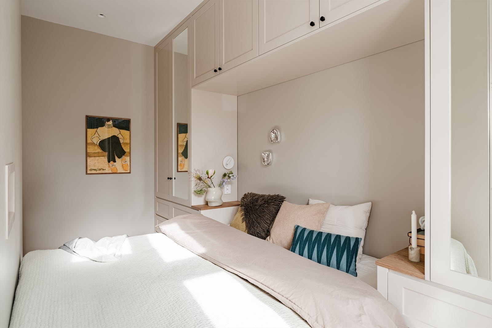 Leilighetens soverom har plass til dobbeltseng, og har plassbygget garderobeløsning. Galleribilde