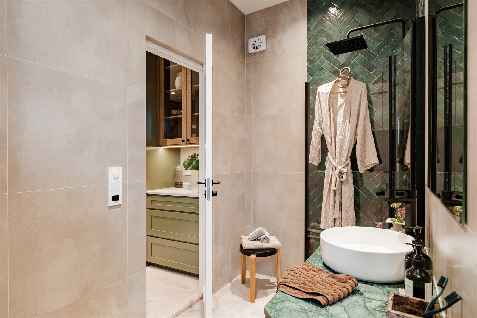 Badet har flislagte gulv og vegger, med sparklede og malte flater i taket. Galleribilde