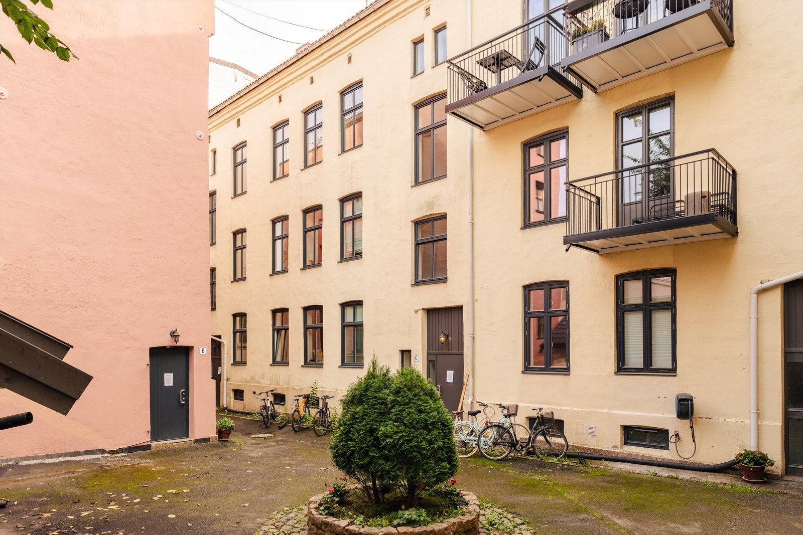 Torshov har et rikt og stadig voksende utvalg av kaféer, restauranter og kulturtilbud, og det er kort vei til populære områder som Grünerløkka, Sagene, Storo og Nydalen. Galleribilde