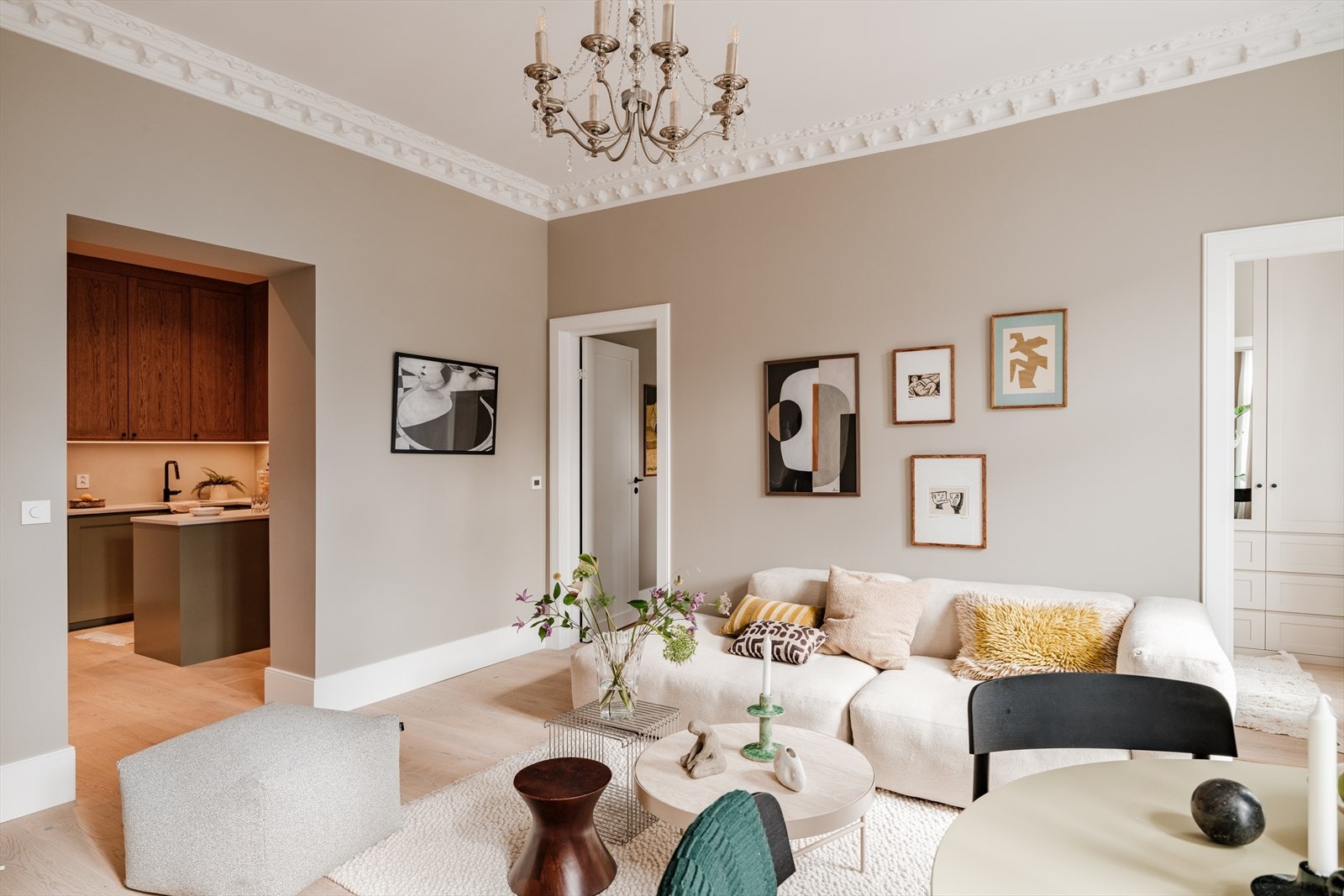 Det er god plass til både sofagruppe og spisebord. Galleribilde