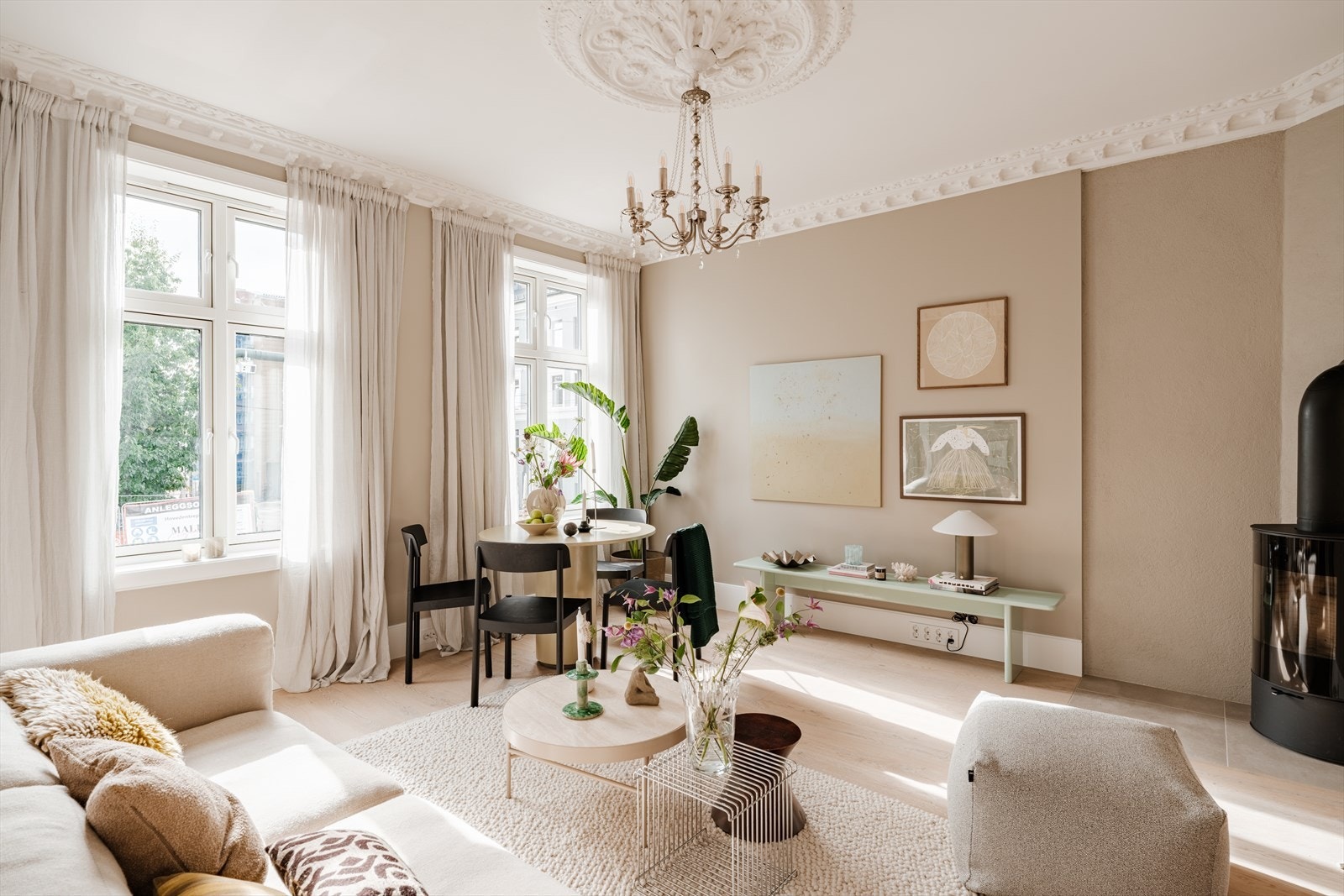 Stuen har god takhøyde og klassiske detaljer som stukkatur, rosett og store vinduer. Galleribilde