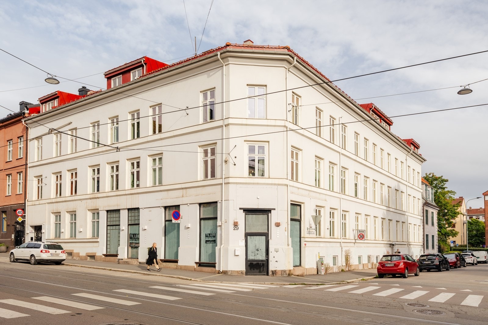 Leiligheten ligger i en meget høy 1. etasje med minimalt med innsyn Galleribilde