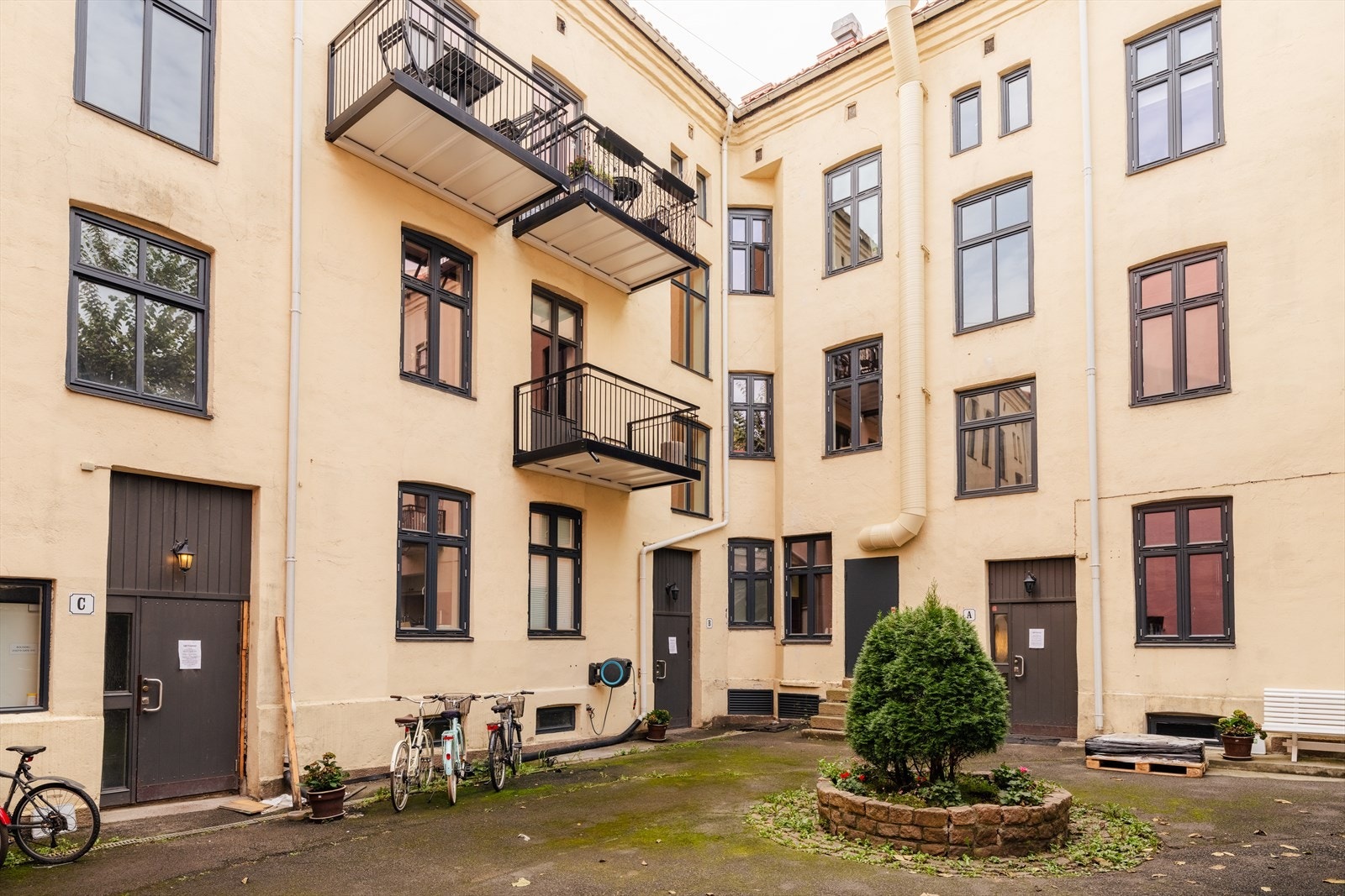 Torshov har et rikt og stadig voksende utvalg av kaféer, restauranter og kulturtilbud, og det er kort vei til populære områder som Grünerløkka, Sagene, Storo og Nydalen. Galleribilde