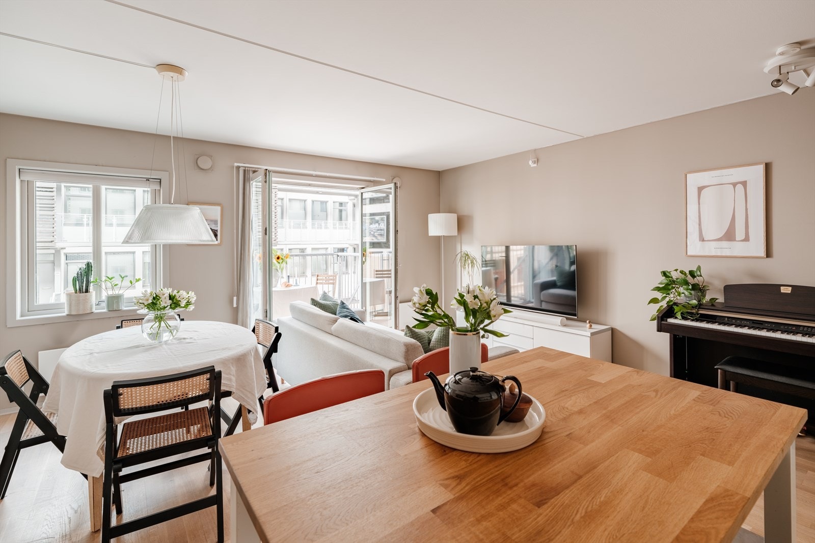 Selger har valgt å sette inn en frittstående kjøkkenøy for ekstra benkeplass. Galleribilde