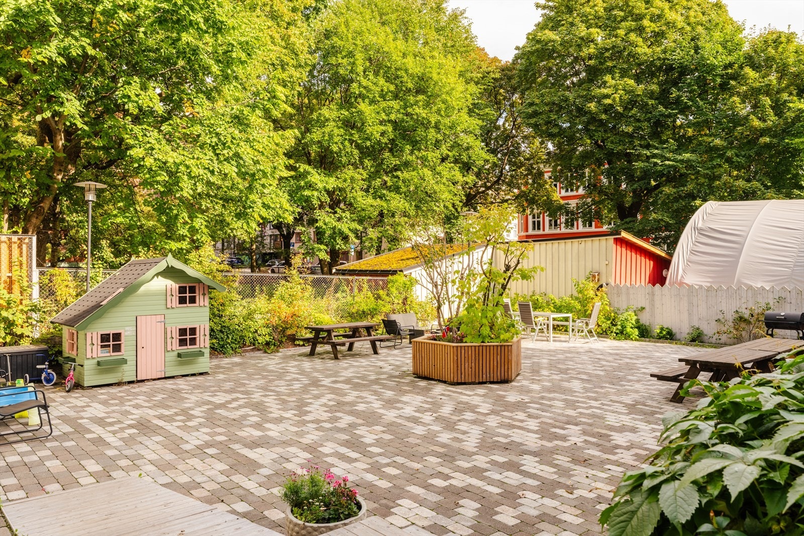 Her har man diverse utemøbler, beplantning, leker m.m. Galleribilde