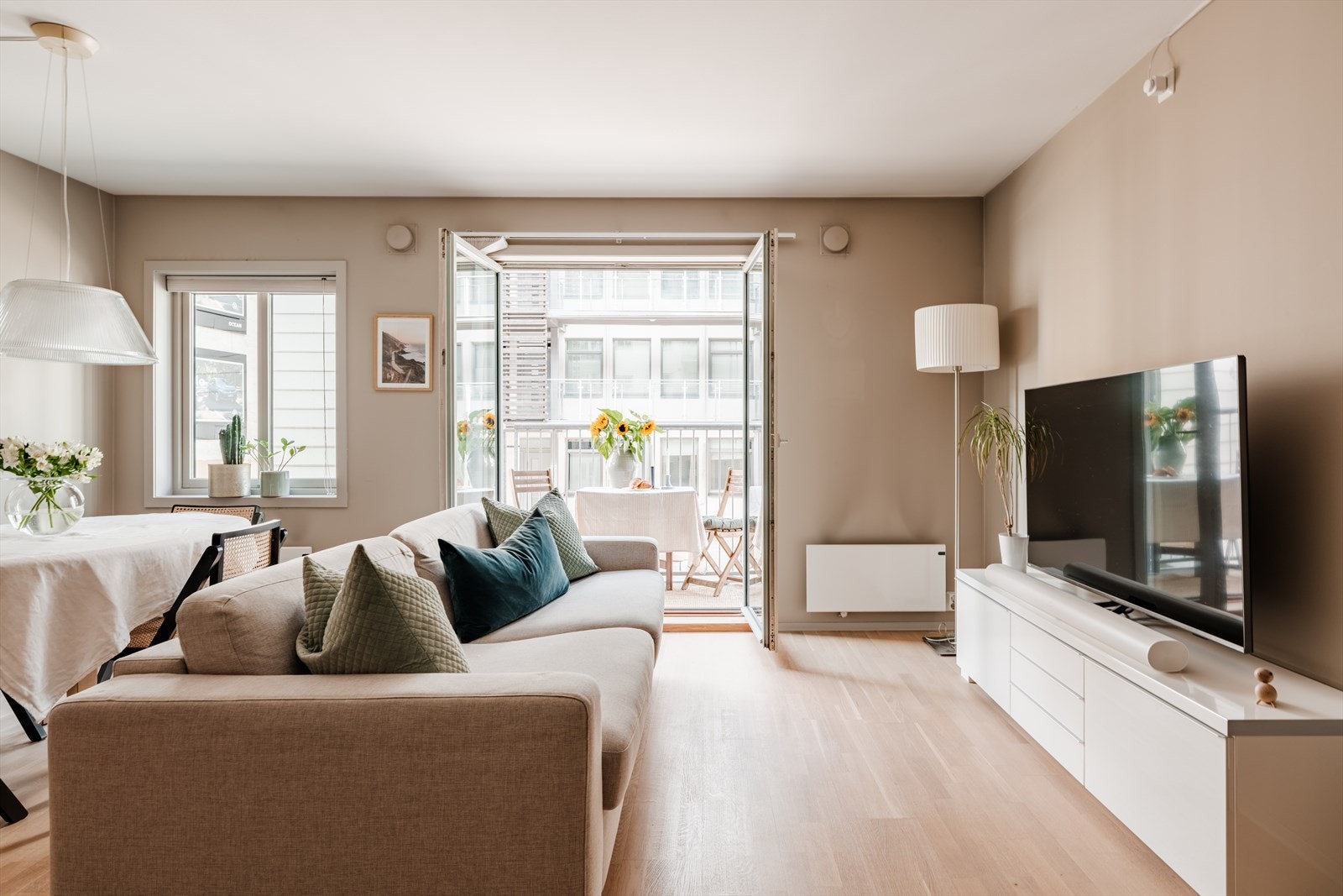 Leiligheten har en romslig stue med god plass til både spisebord og sofagruppe. Galleribilde