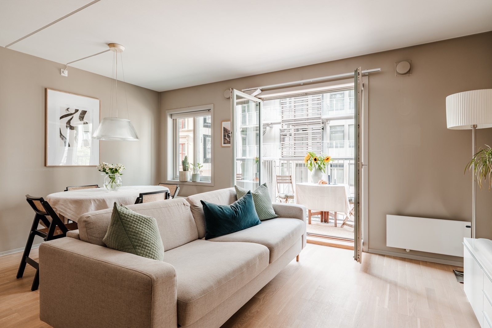 Man kan fint også sette sofaen på andre måter for å få det mer åpent midt i rommet. Galleribilde