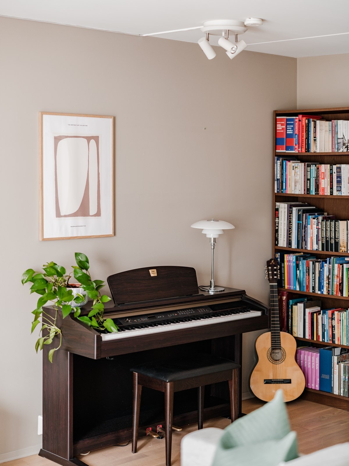 I den andre delen av stuen kan man fint lage en liten lesekrok, ha et piano eller hjemmekontor? Galleribilde