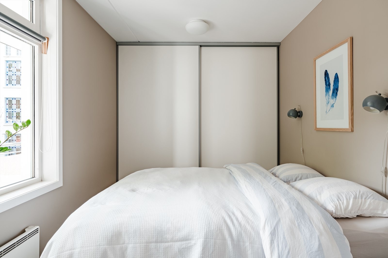 Rommet er av god størrelse med plass til dobbeltseng, nattbord på hver side og oppbevaring i skyvedørsgarderobe. Galleribilde
