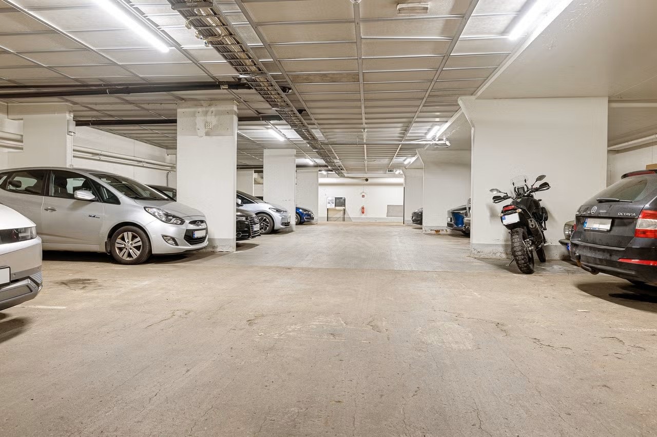 Rimelig innendørs parkeringsleie. Pr. august er det 3 vanlige plasser samt en med lader, tilgjengelig. Se salgsoppgave for priser. Gjesteparkering kan leies for 100,-/døgn, ved ledighet. Galleribilde