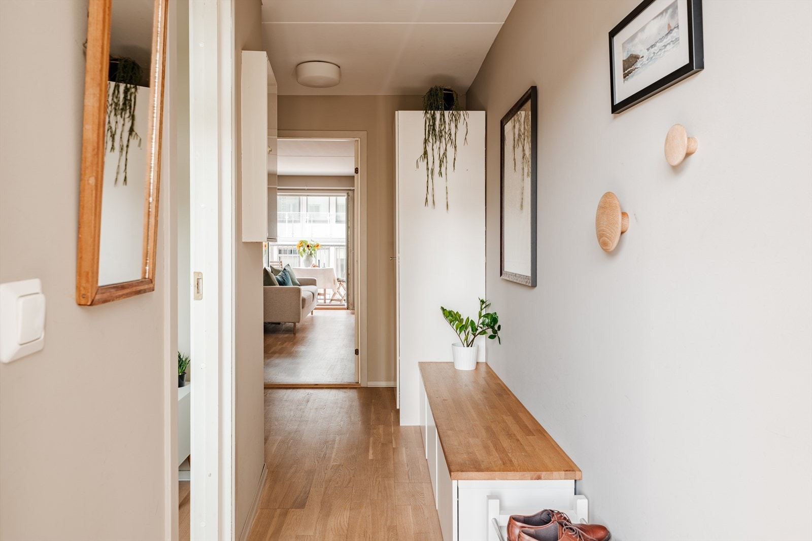Inngangsparti med god plass til å henge fra seg, samt sette fra seg sko. Galleribilde