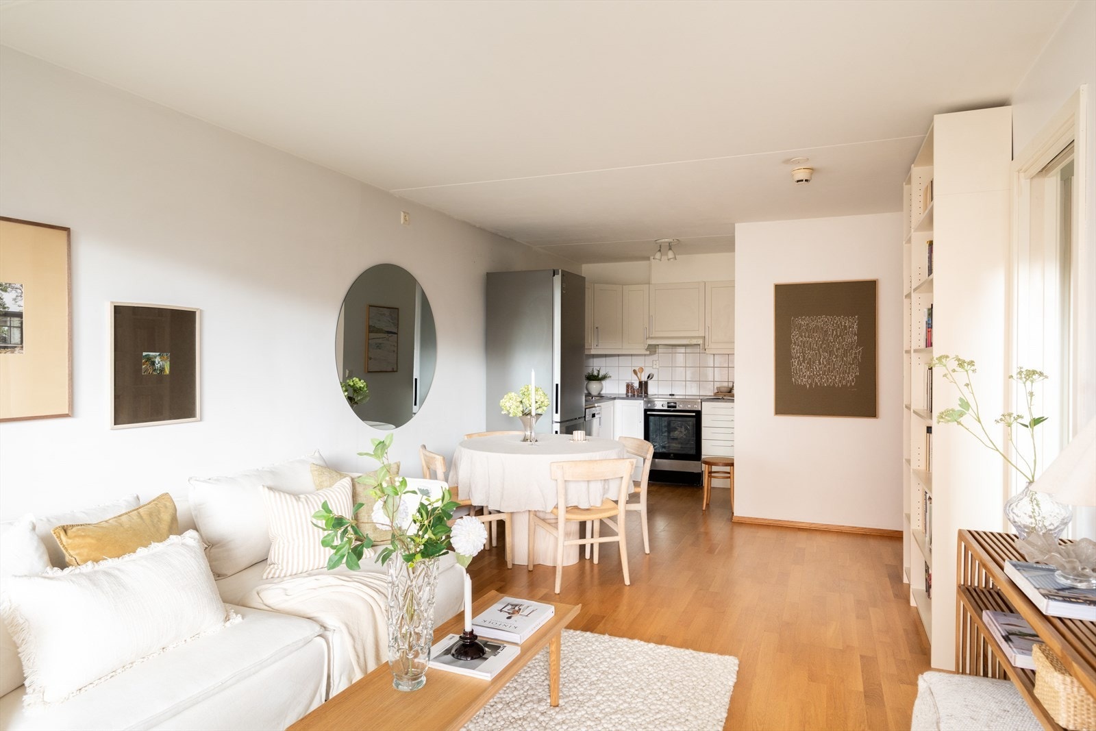 Planløsningen åpner opp for flere mulig møbleringsmuligheter med god plass til sofagruppe, tilhørende møbler og spiseplass. Galleribilde