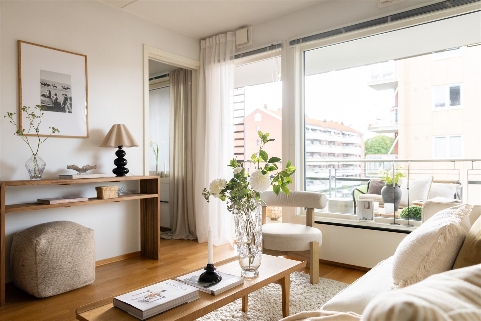 Fra stuen er det utgang til en svært hyggelig og romslig sydvendt balkong. Galleribilde
