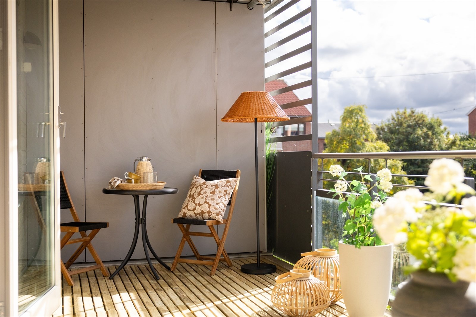 I vår- og sommerhalvåret blir balkongen en naturlig forlengelse av stuen, perfekt for hyggelige stunder med familie og venner. Galleribilde