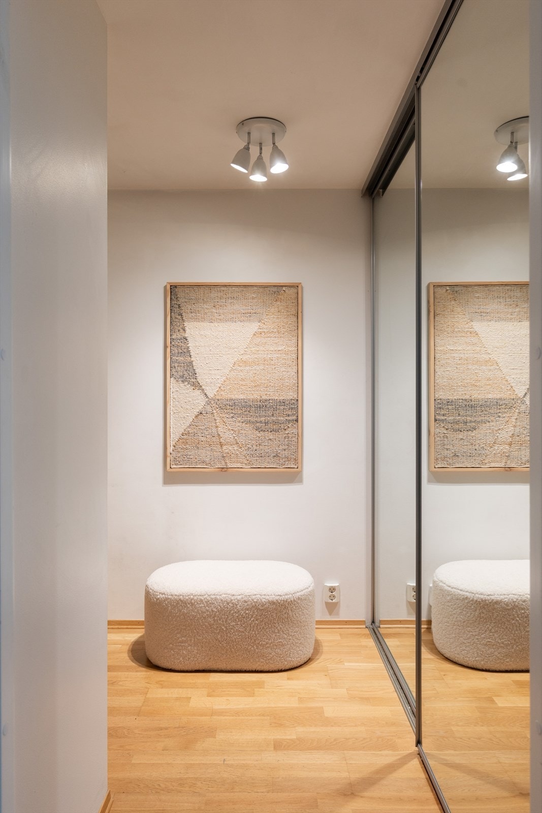 Leiligheten har en lys entré med god plass til oppbevaring av yttertøy og sko i romslig skyvedørsgarderobe. Galleribilde