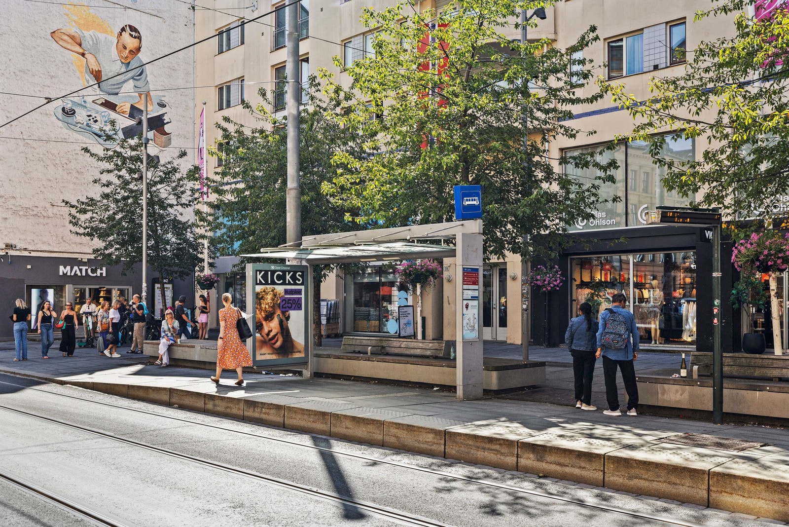 Leiligheten ligger kun 5 minutter unna trikk, buss og t-bane. Majorstuen T-banestasjon er et knutepunkt for kollektivtrafikken i Oslo. Her er det tilgang til alle t-banelinjer, samt hyppige buss- og trikkavganger i alle retninger. Det er også tilgang til Galleribilde
