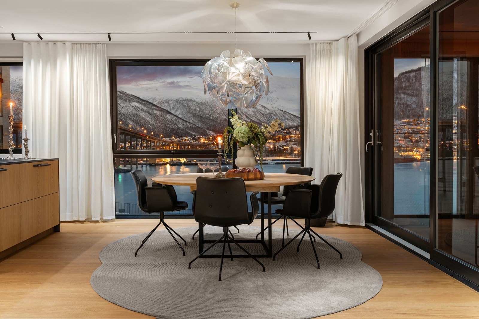Her får du en sjelden kombinasjon av moderne eleganse og naturskjønne omgivelser - midt i hjertet av Tromsø.
