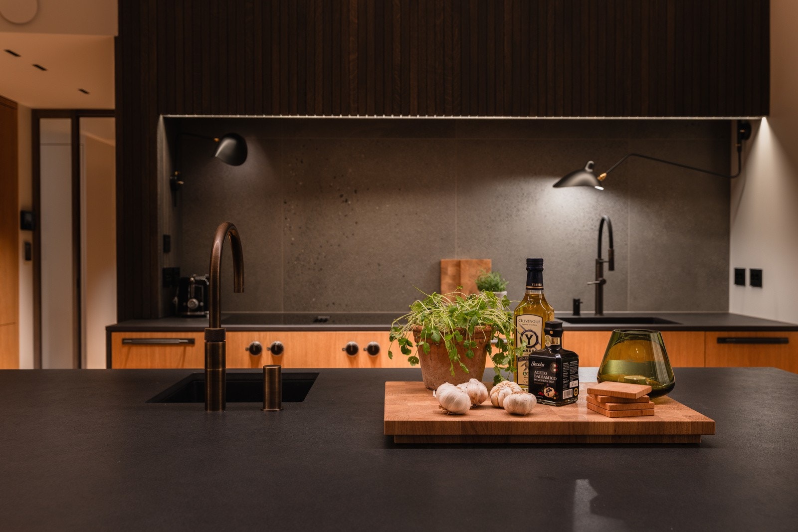 Gaggenau kombi-dampovn, steikeovn, induksjonstopp, kaffemaskin og varmeskuffer.