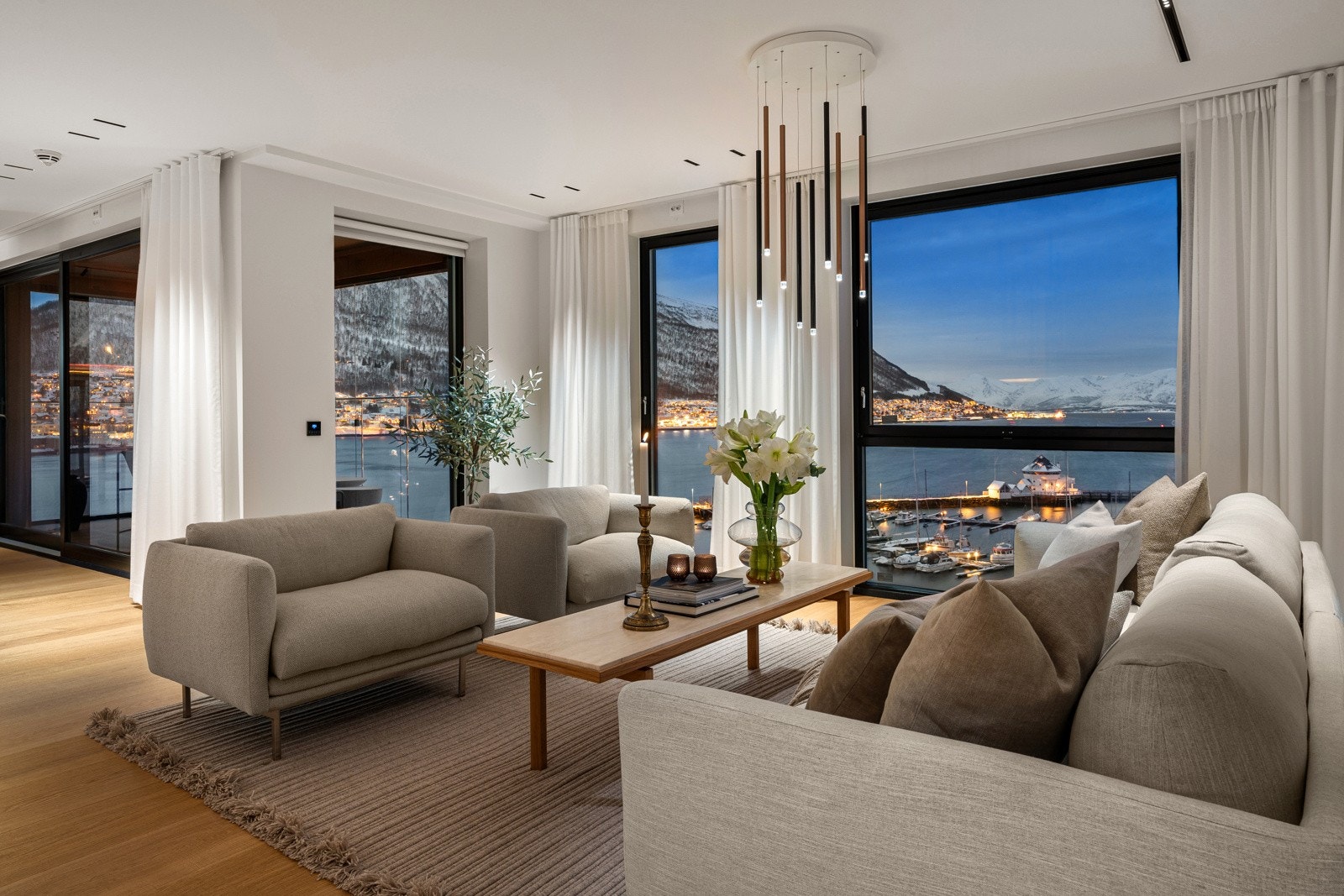 Fra stuen er det utgang til den innglassende balkongen, som blir en forlengelse av stuen på sommeren.
