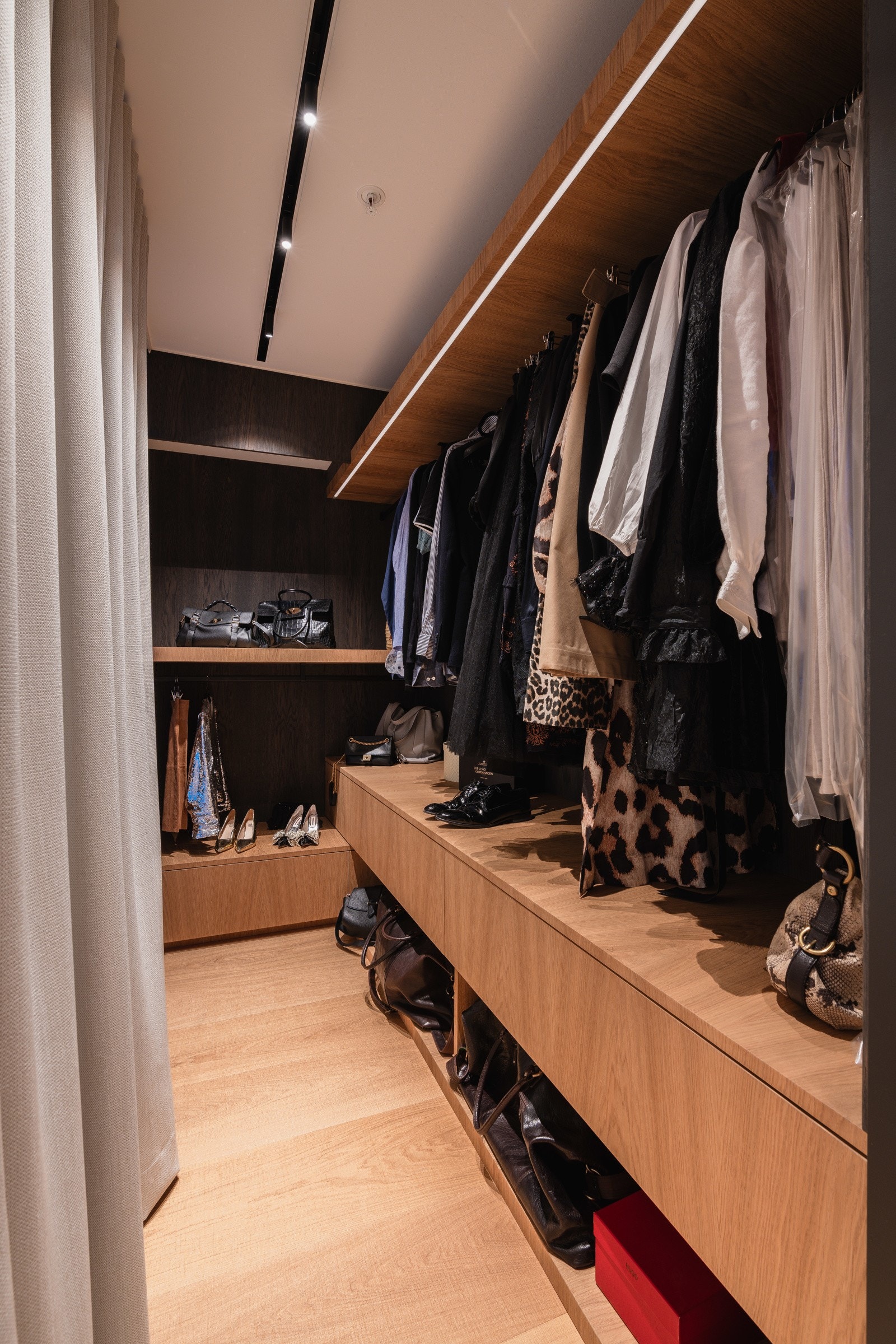 Walk-in garderobe fra hovedsoverom.