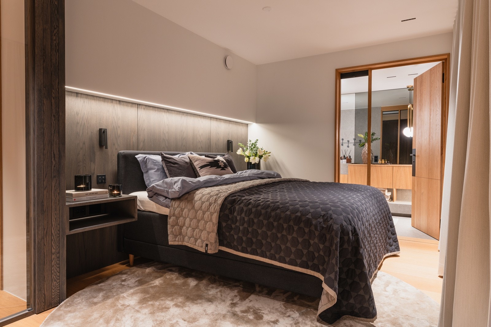 Tre elegante soverom, hvor hovedsoverommet har direkte adkomst til både bad og walk-in garderobe.