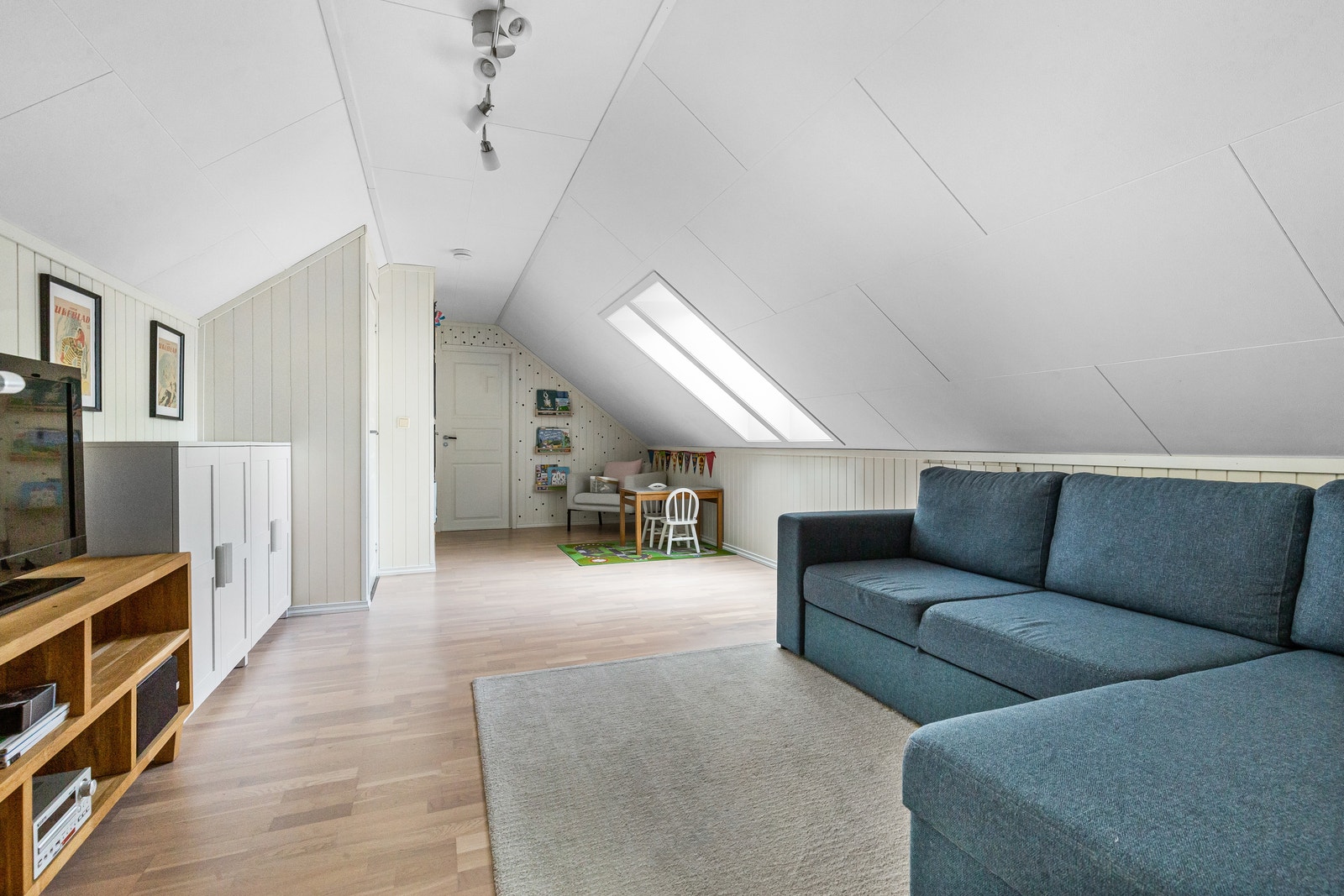 Romslig og lys loftstue Galleribilde