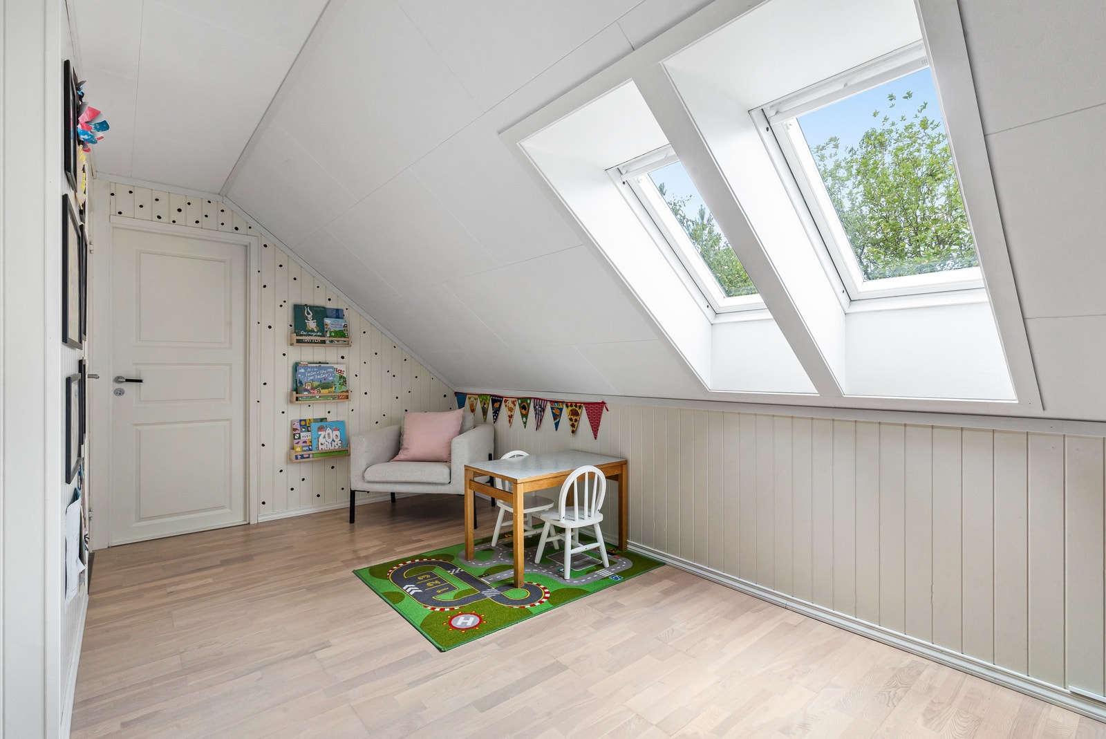 Romslig og lys loftstue Galleribilde