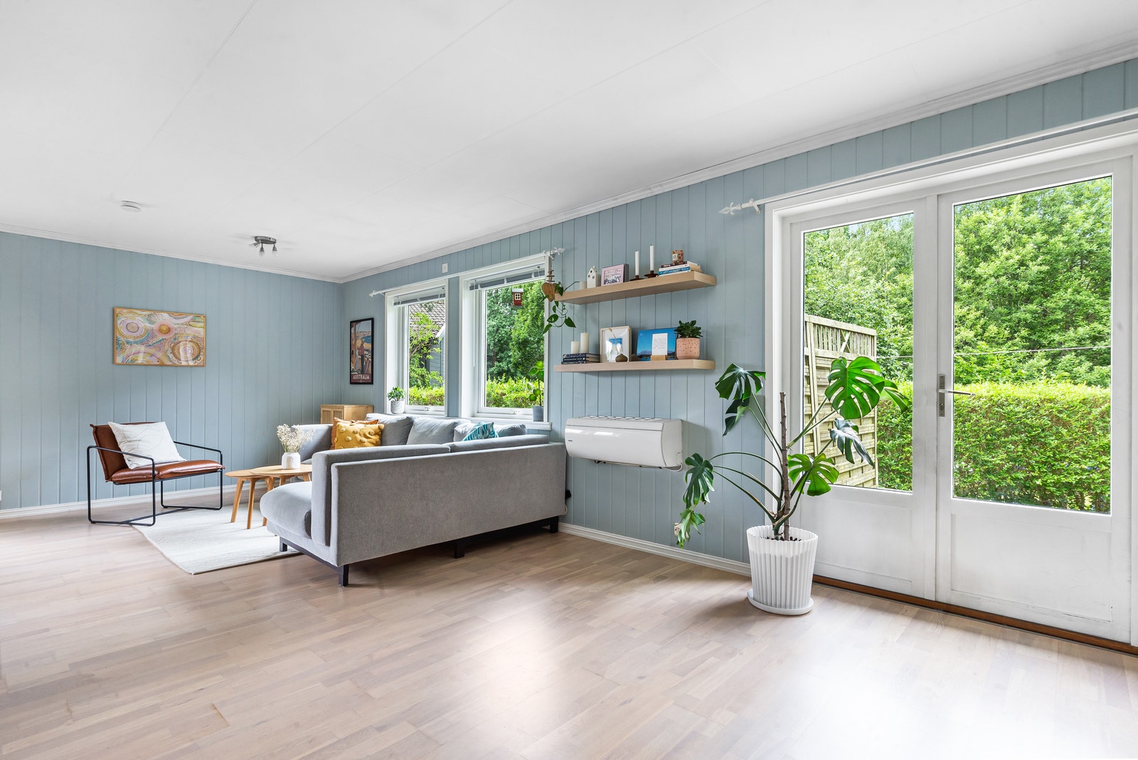 Meget flott stue med varme i gulv, flott peisovn og utgang til stor solrik terrasse Galleribilde