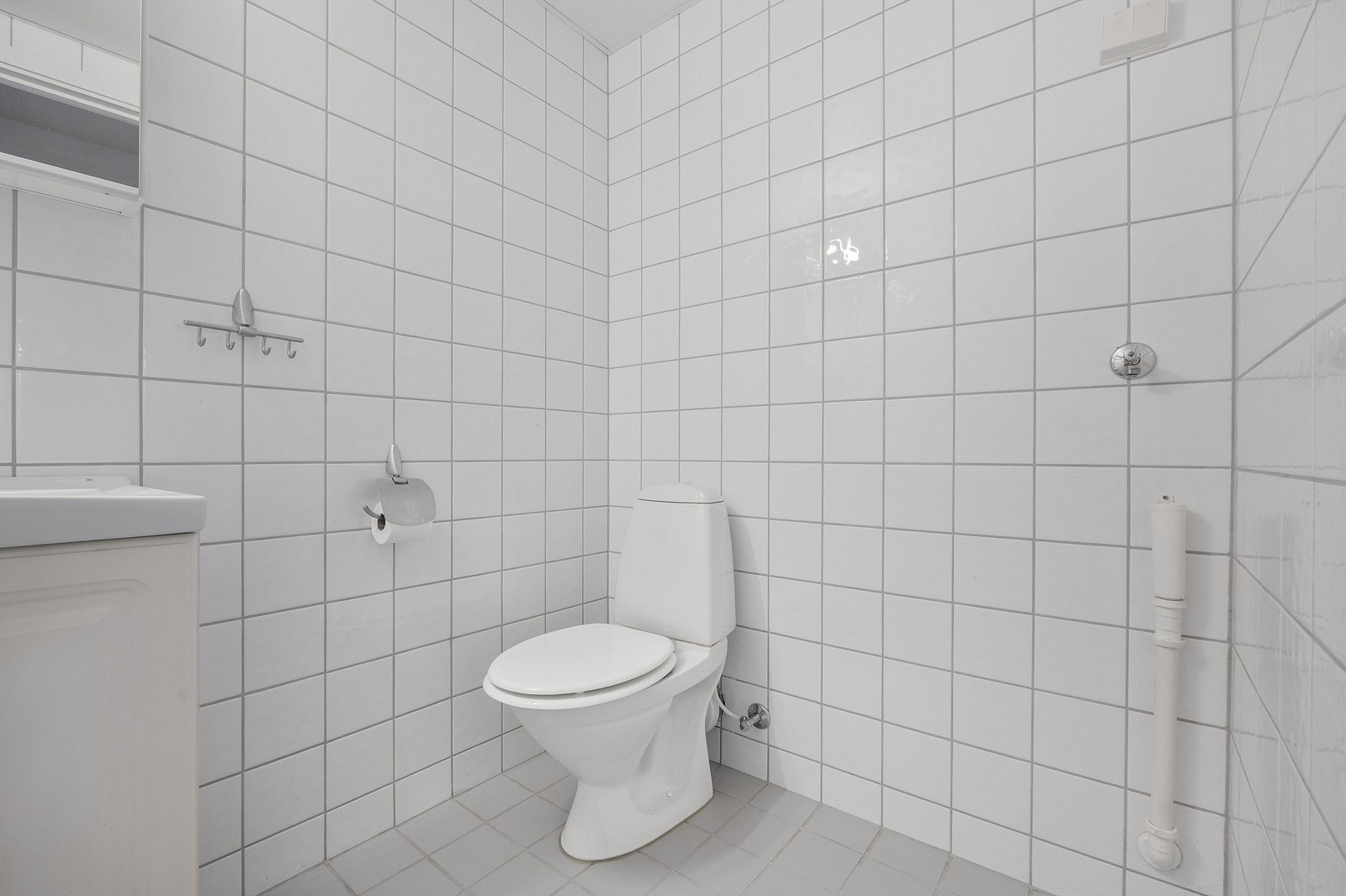 Toalettrommet har elektrisk gulvvarme og opplegg for vaskemaskin. Galleribilde