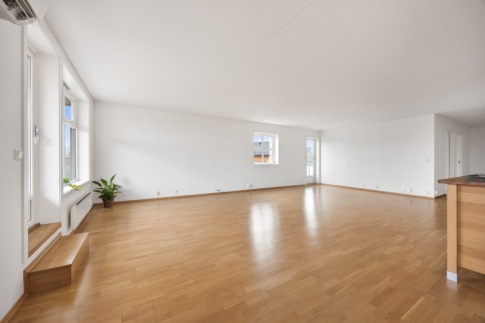 Meget romslig oppholdsrom med god plass til både stor sofagruppe og spisebord. Galleribilde