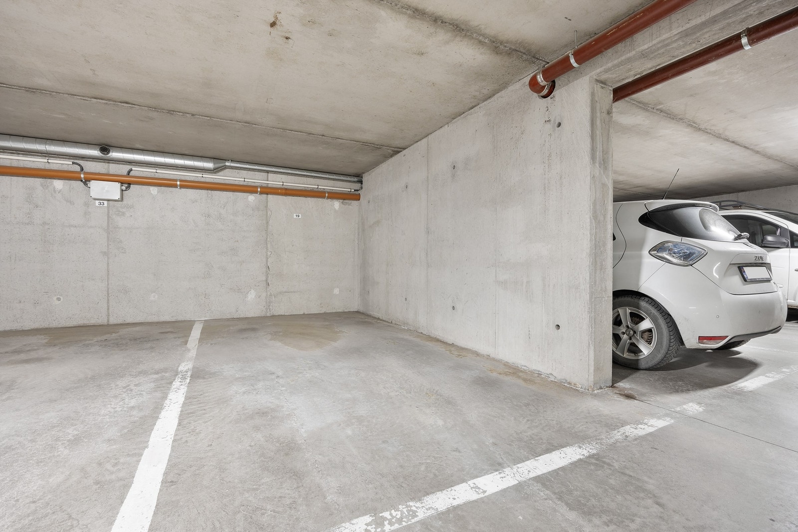 Leiligheten disponerer to faste parkeringsplasser i felles garasjekjeller. Galleribilde