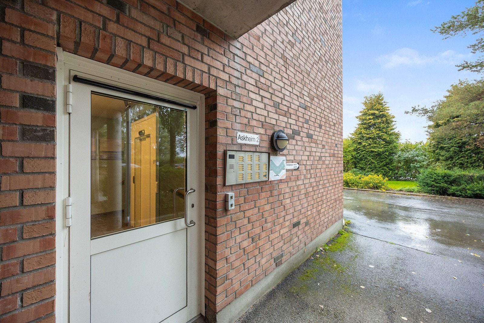 Felles inngangsparti med dørtelefon og trappeoppgang med heis. Galleribilde