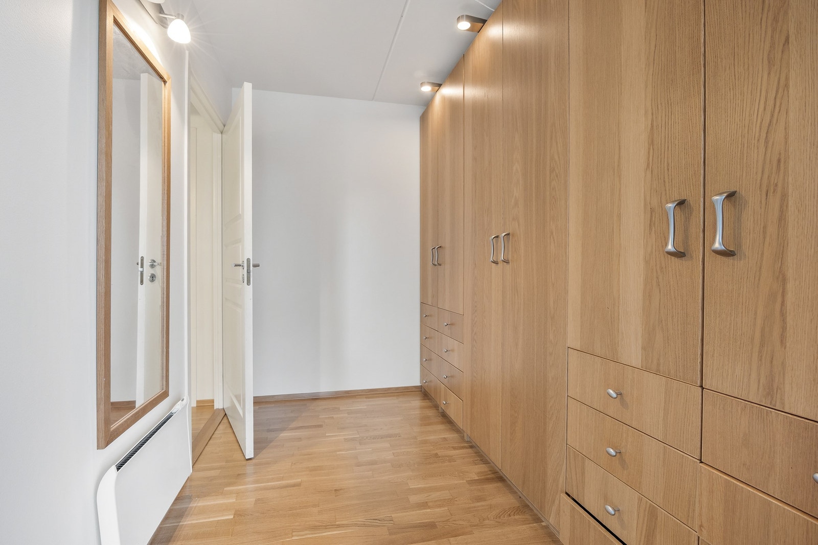 Lys entré med god oppbevaringsplass og dør med glassfelter. Galleribilde
