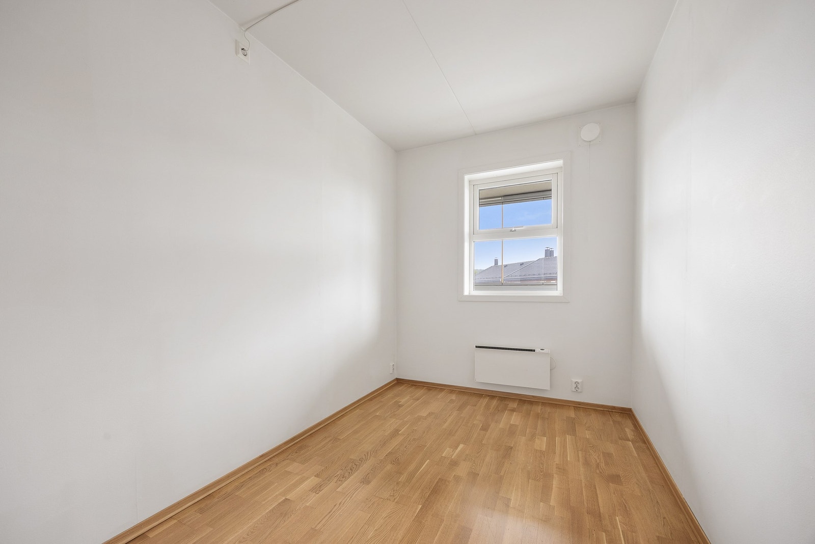 Soverom med parkett på gulvet og plass til seng eller kontorpult. Galleribilde