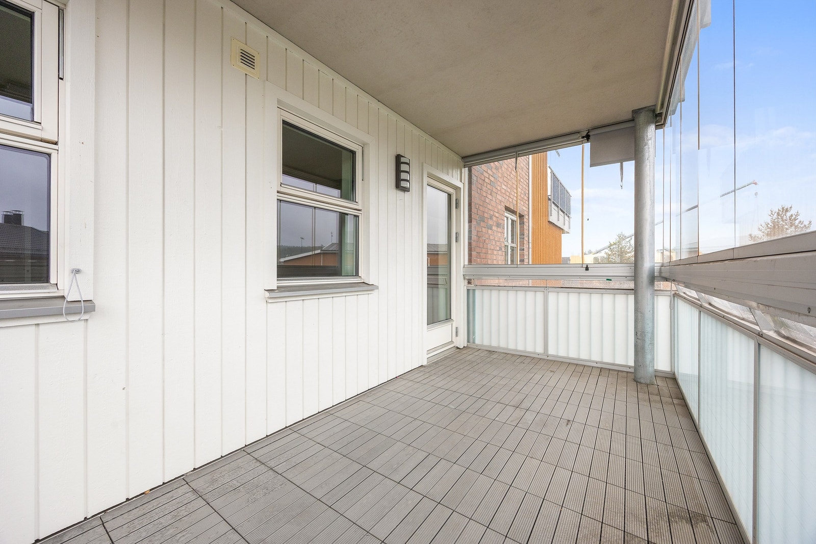 Balkongrommet er utstyrt med utebelysning og kan skjermes eller åpnes etter ønske. Galleribilde