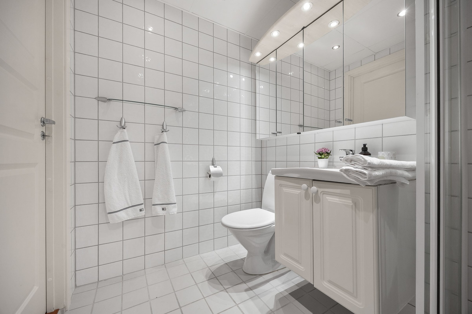 Vegghengt servantinnredning med speilskap og elektrisk gulvvarme på badet. Galleribilde