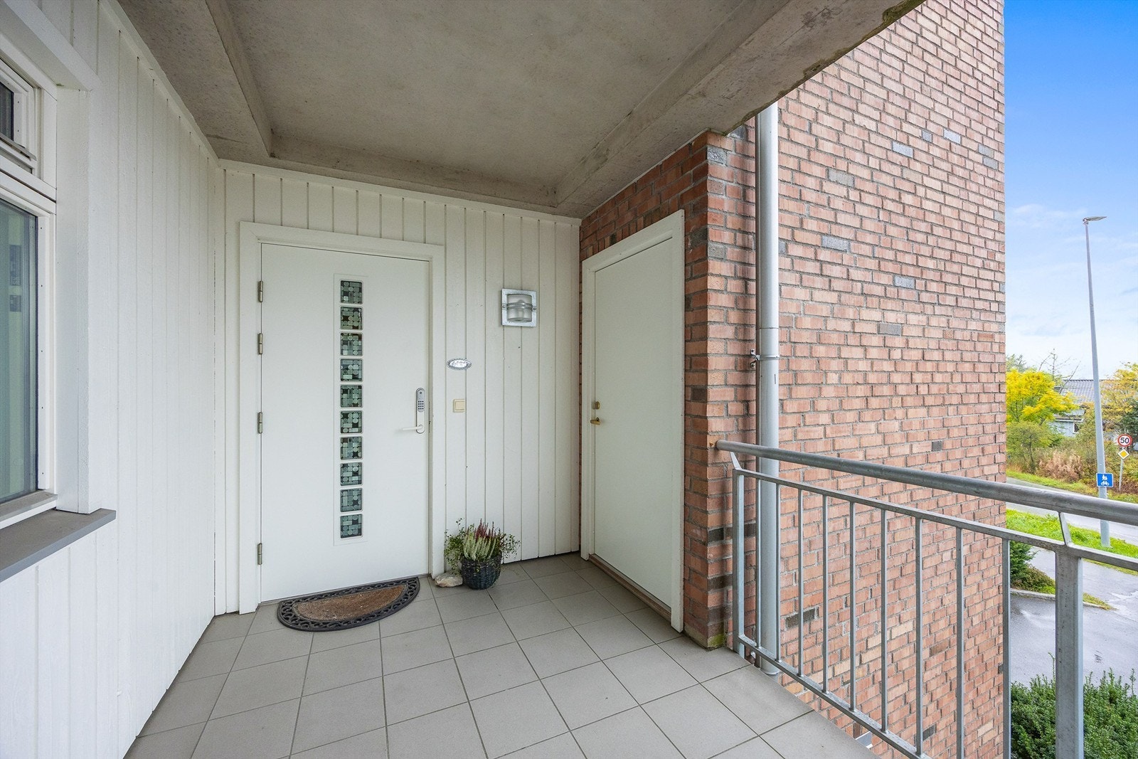 Overbygget inngangsparti med elektronisk kodelås ved svalgangen. Galleribilde
