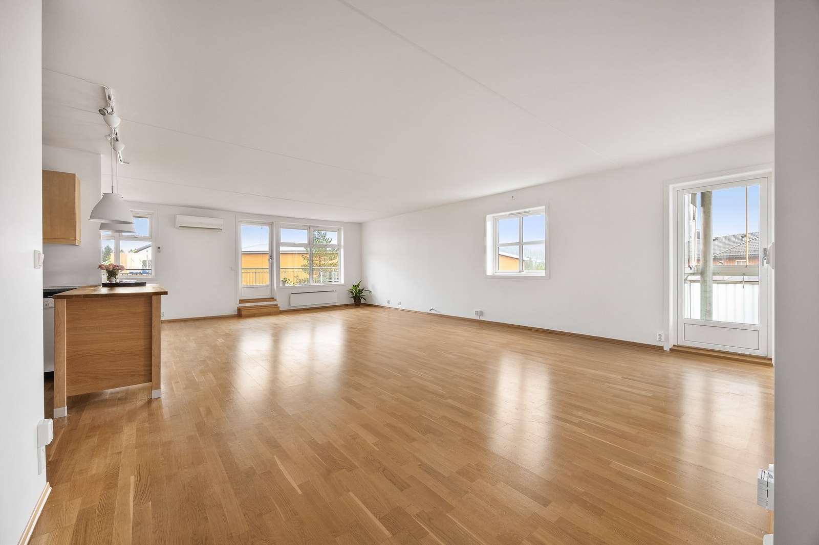 Fra stuen er det adkomst til både terrassen og den innglassede balkongen. Galleribilde