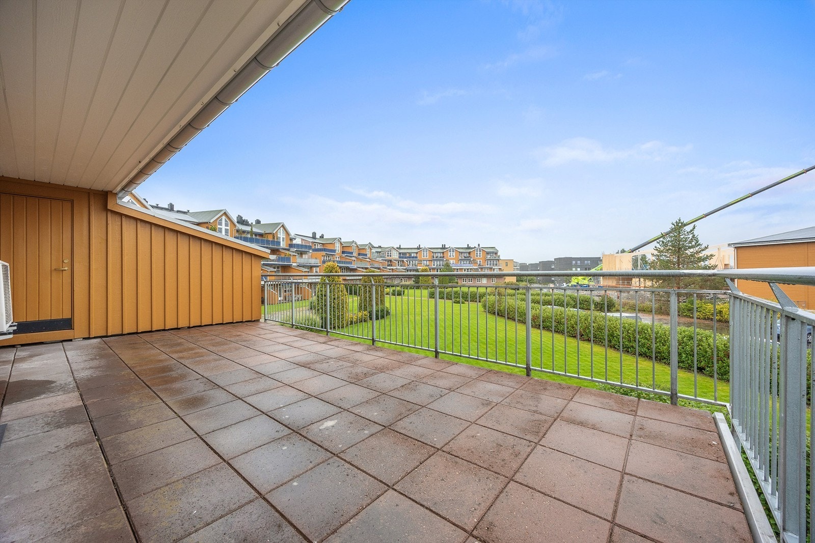 Delvis overbygget terrasse med uttrekkbar sidemarkise som luner for vinden. Galleribilde