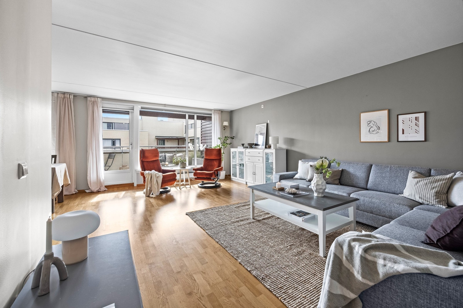 De store vindusflatene slipper inn rikelig med naturlig lys. Galleribilde