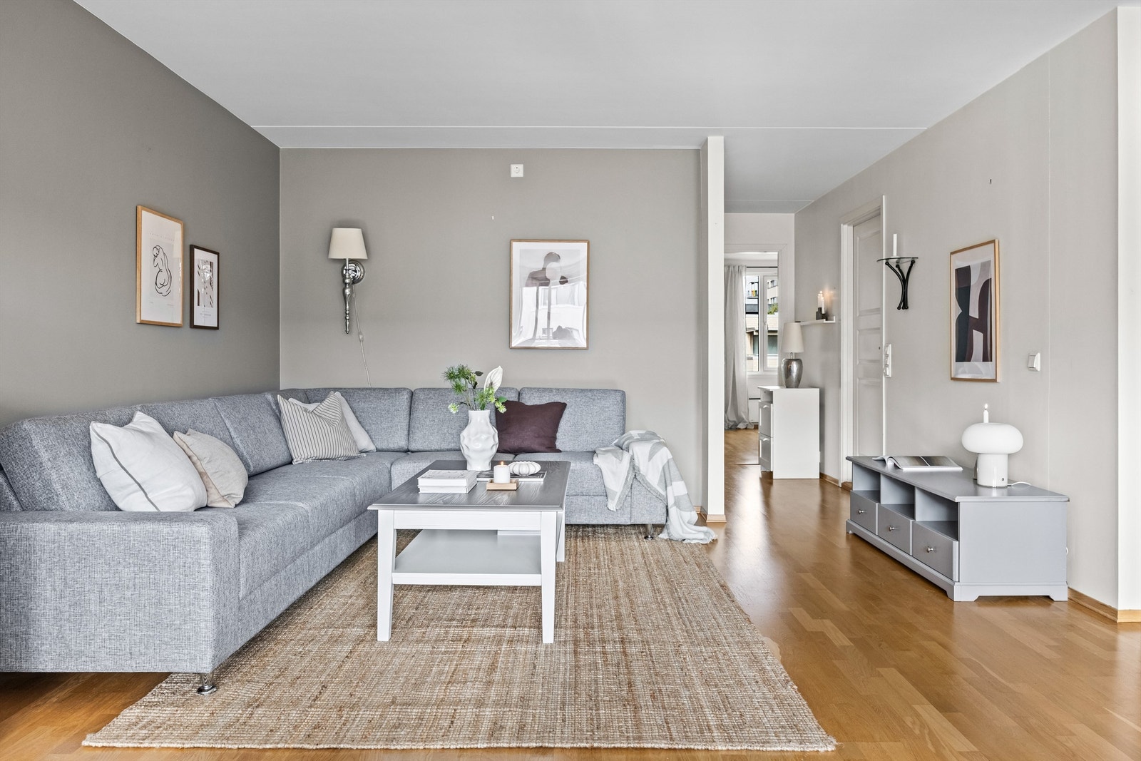 God plass til stor sittegruppe, med tilhørende møblement. Galleribilde