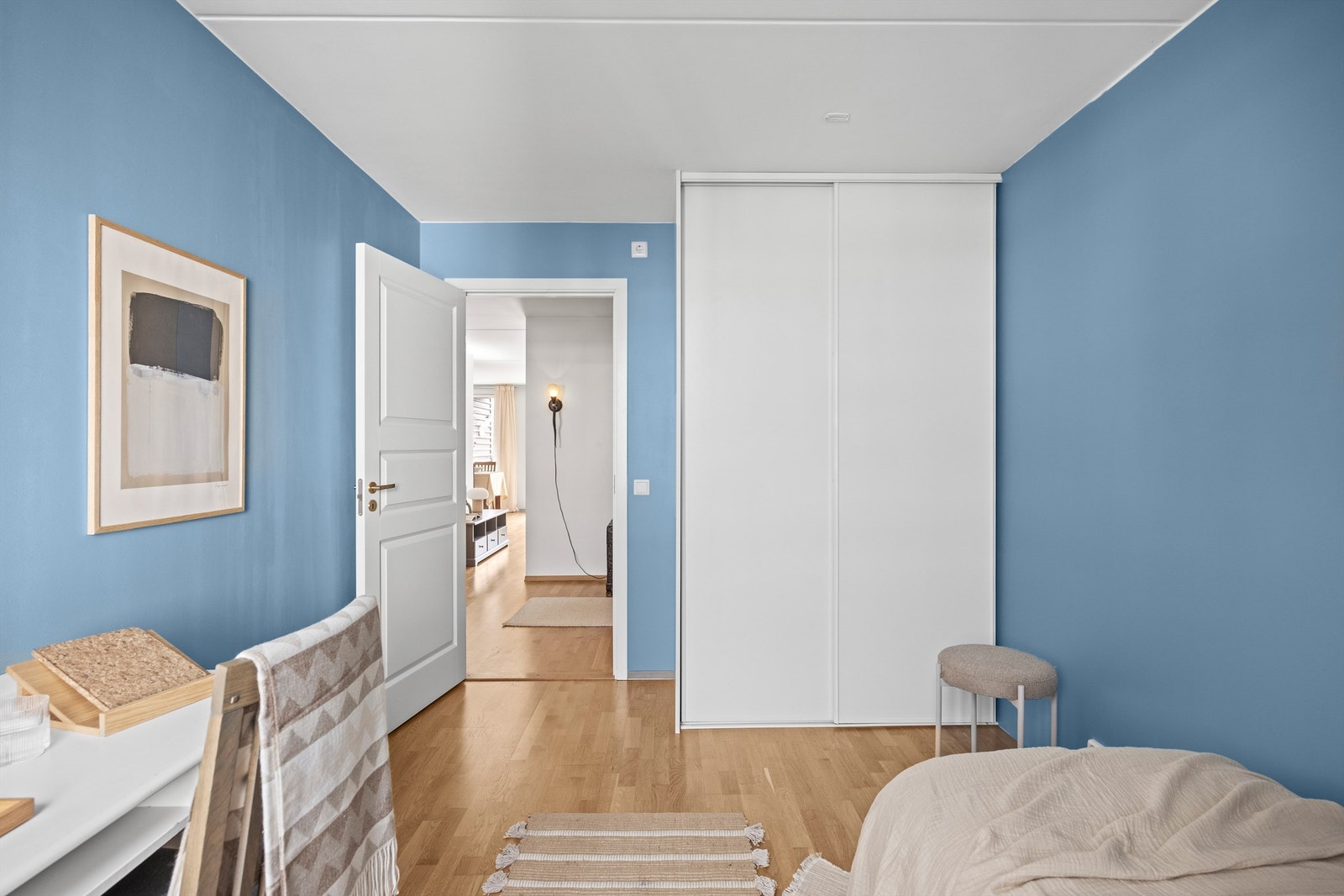 Skap med skyvedører medfølger. Galleribilde