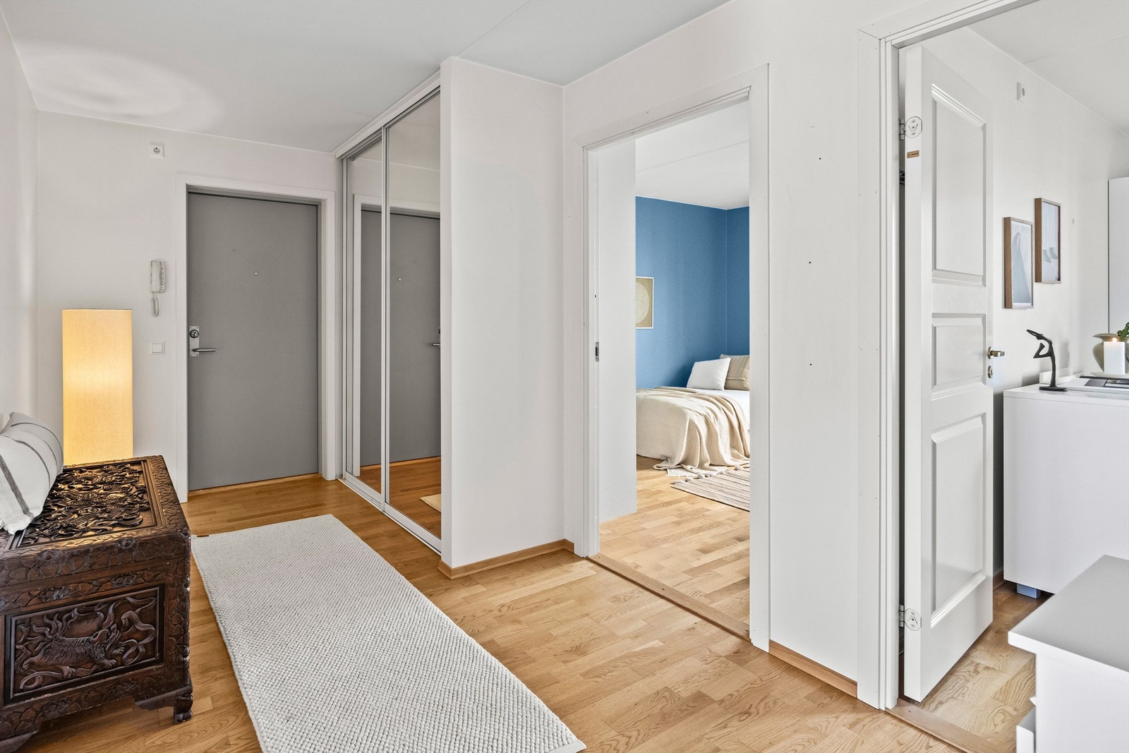 Det er også skyvedrøsgarderobe i gangen. Galleribilde