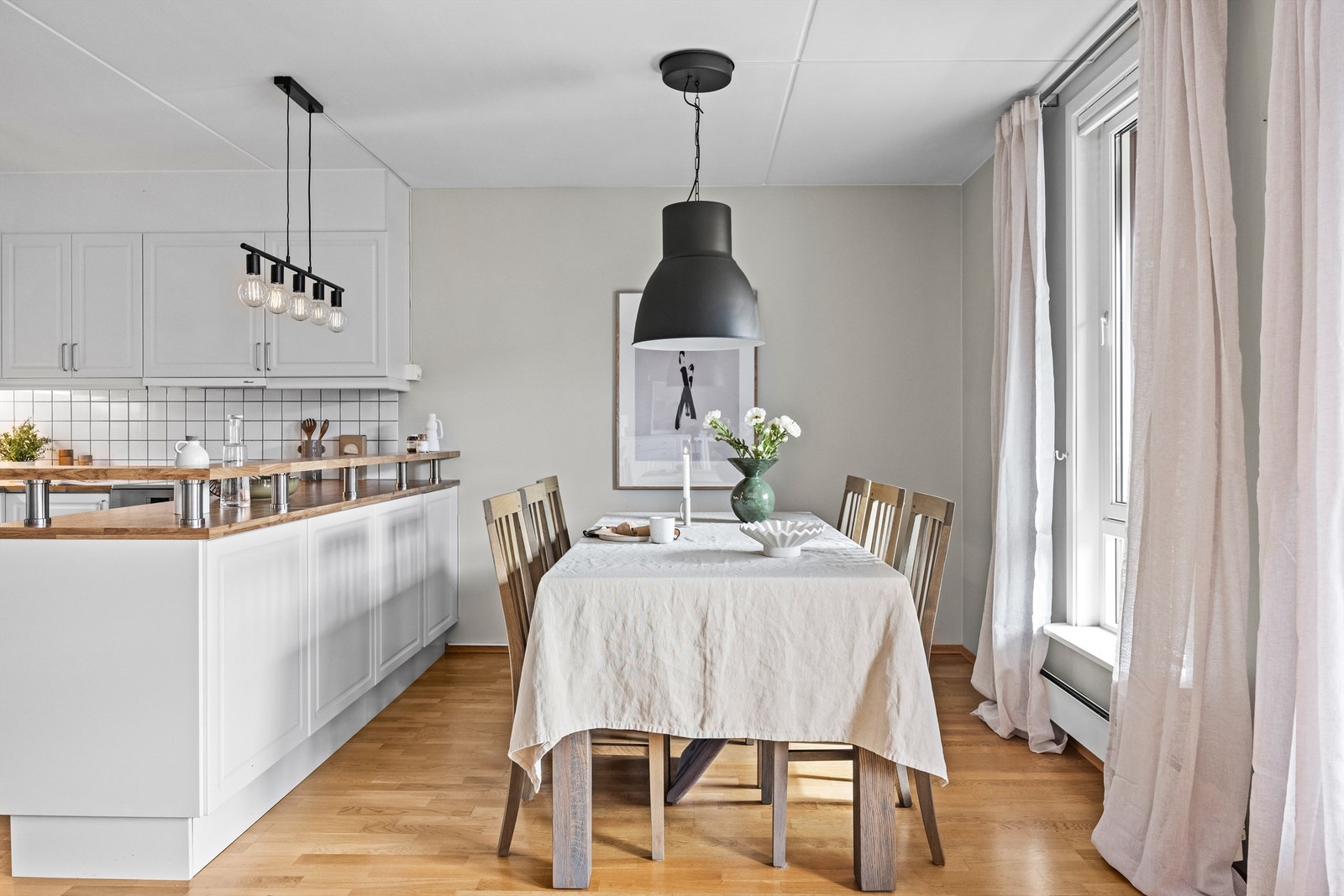 Spisestuen er ideell for større middagsselskaper og sosiale sammenkomster. Galleribilde