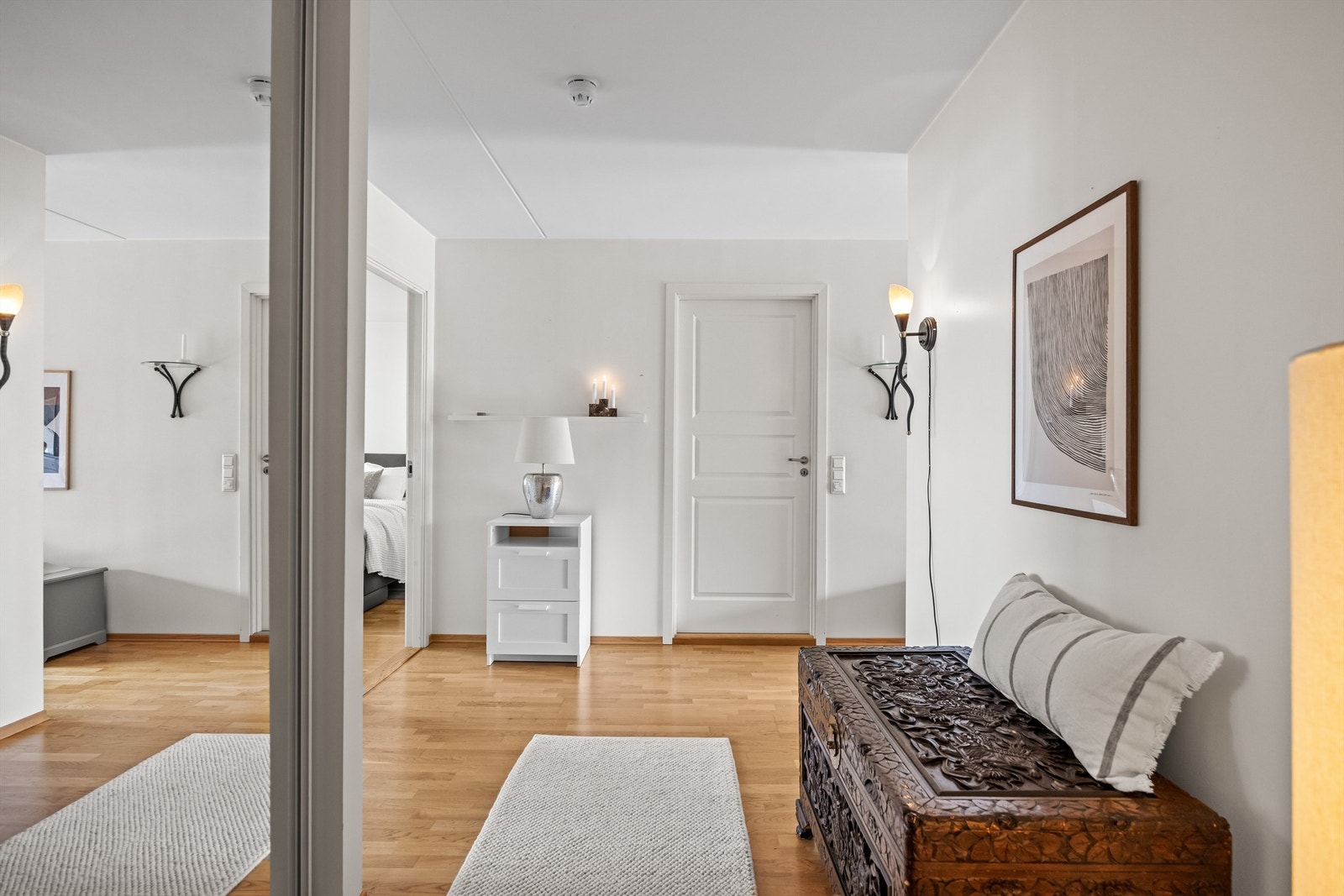 Leiligheten har parkett på alle gulv bortsett fra badet som har fliser. Galleribilde