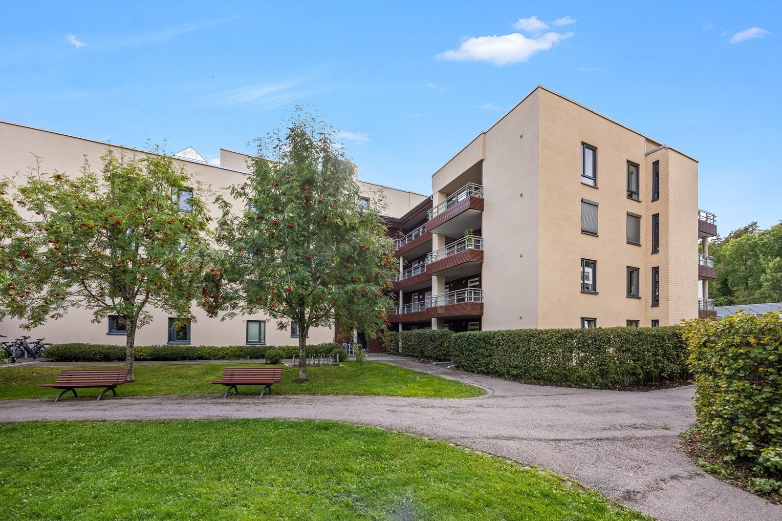 Inngangspartiet med sykkelparkering. Galleribilde