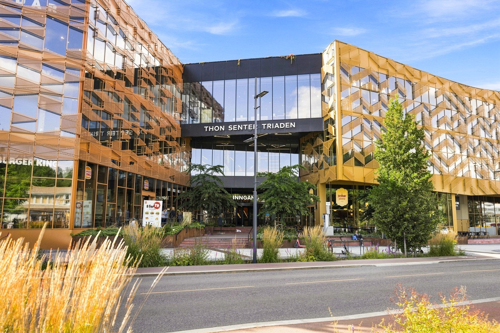 Thon Senter Triaden har rundt 109 butikker og tjenester, flere spisesteder og gratis parkering i inntil 2 timer Galleribilde